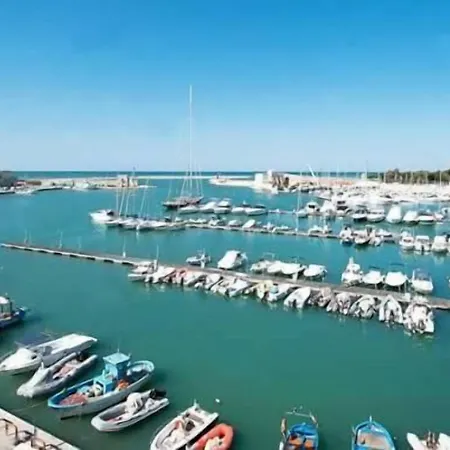 B&B Suite Home Trani 招待所 4*